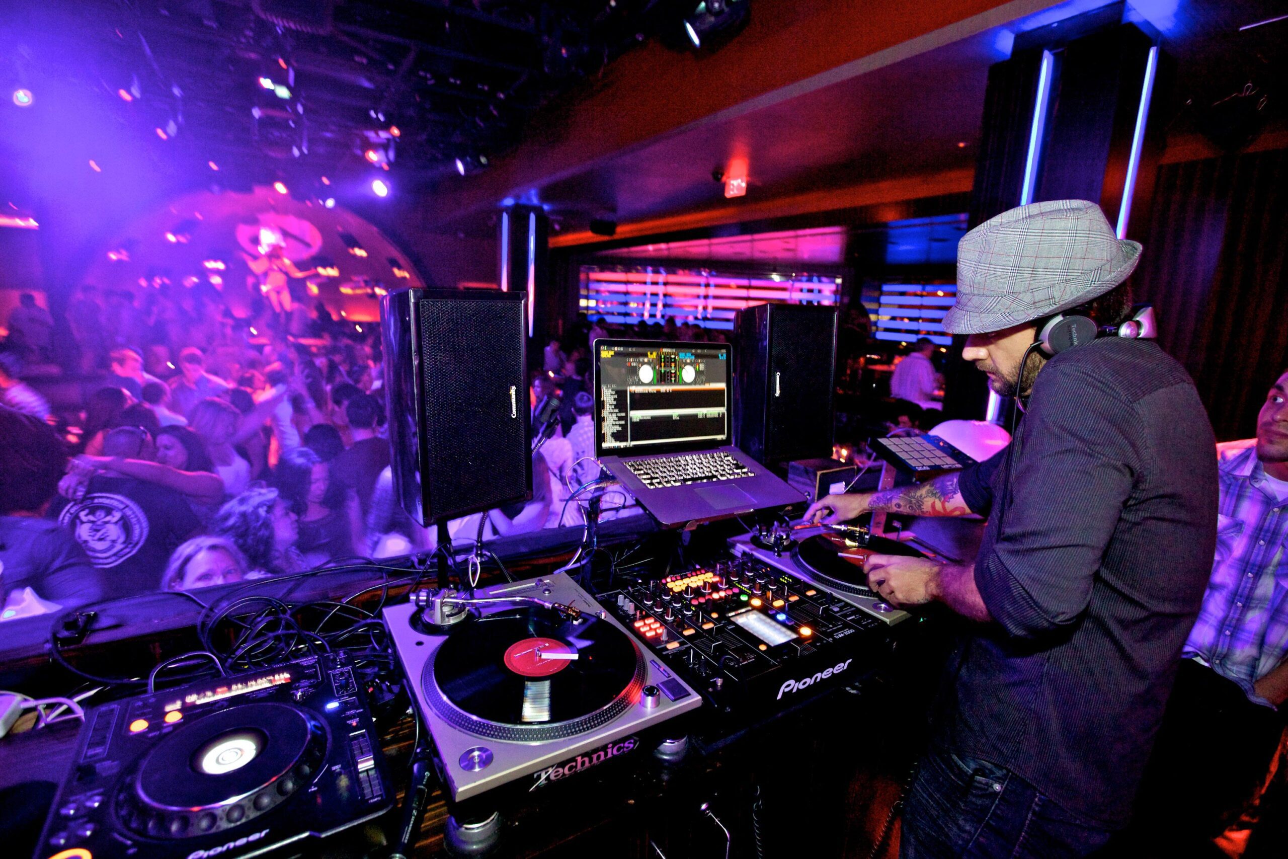 Radio USA details 8,000 vinyl records